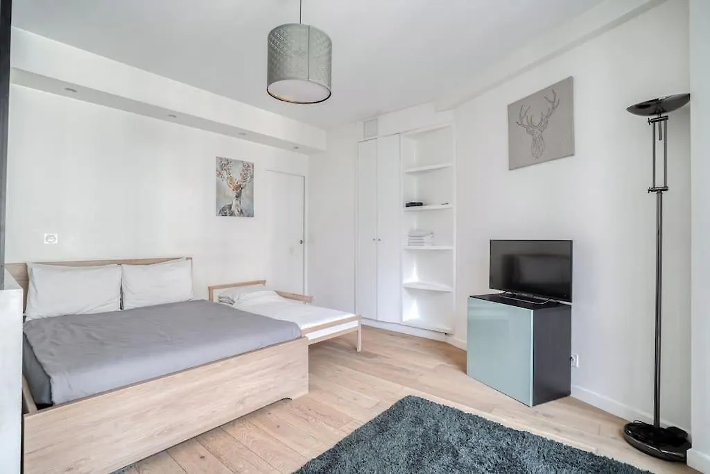 Tour Eiffel - Champs-elysees Apartment